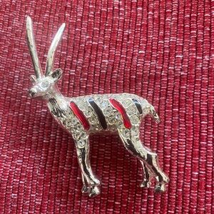 (JE25) Elegant Vintage Silver Black and Red Antelope Brooch. Like Néw
